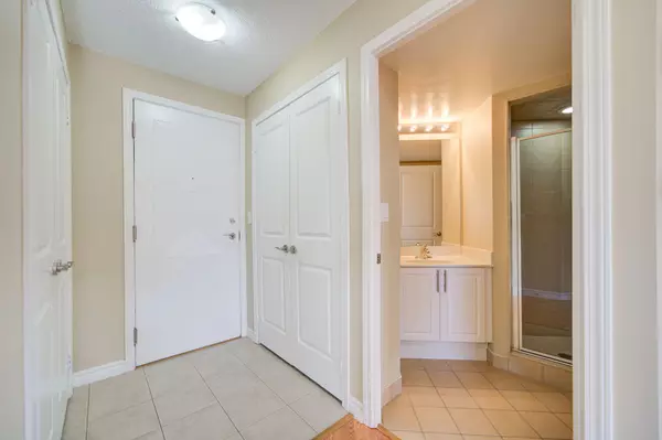 Richmond Hill, ON L4C 0T3,18 Harding BLVD #308