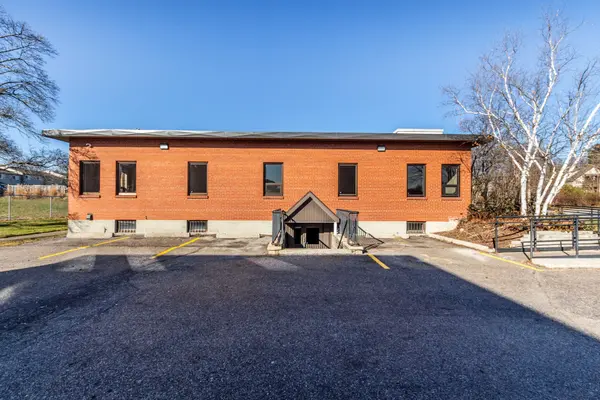 Kitchener, ON N2M 1Y3,275 Lawrence AVE #Lower