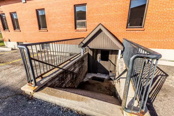 Kitchener, ON N2M 1Y3,275 Lawrence AVE #Lower