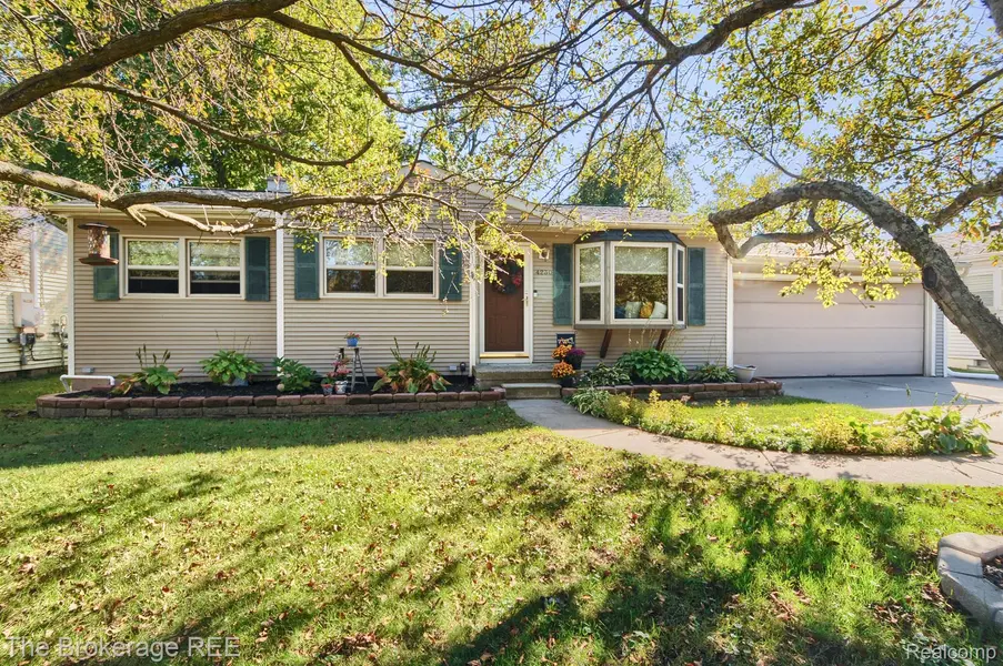 4230 Manor DR, Grand Blanc, MI 48439