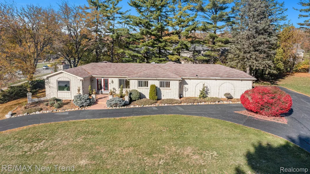 4886 BEACON HILL DR, MI 48301