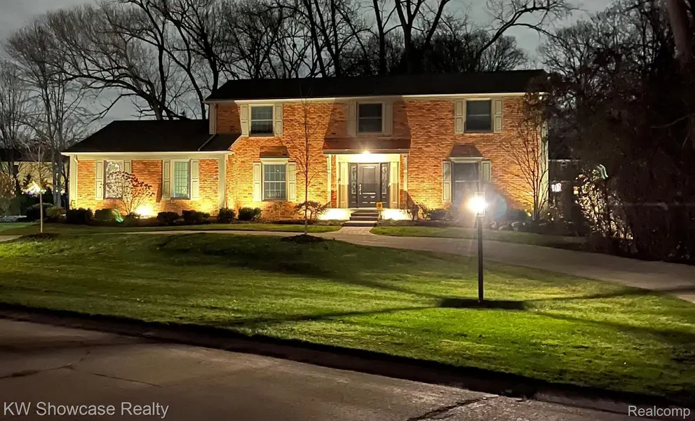 2911 WOODCREEK WAY, MI 48304