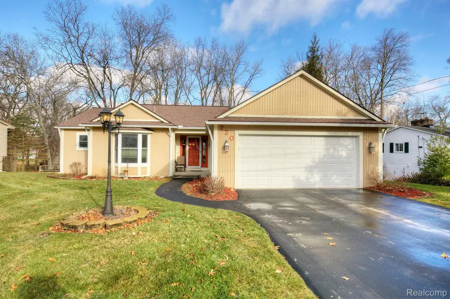 720 TOMAHAWK TRL, MI 48357