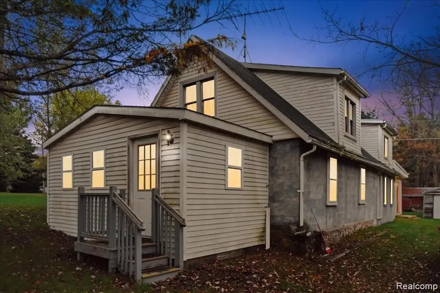 965 E GLASS RD, Ortonville, MI 48462