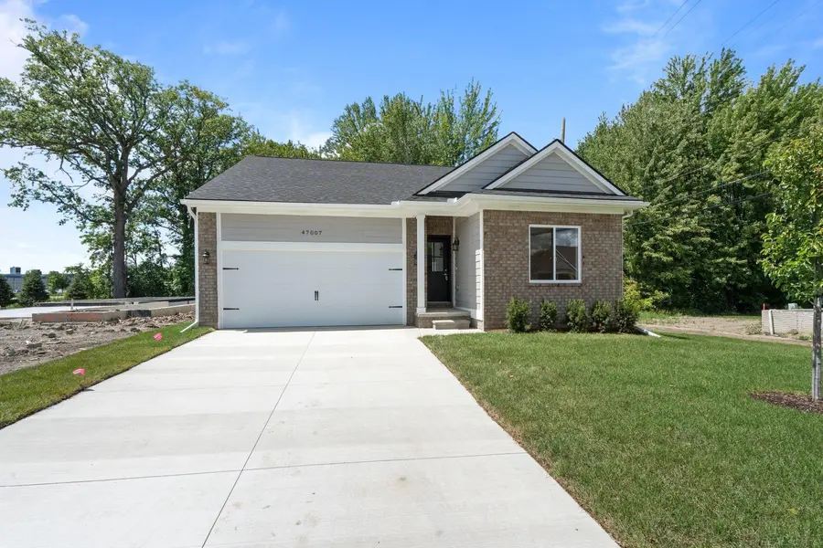 47043 BROOKVIEW DR, Chesterfield Twp, MI 48047