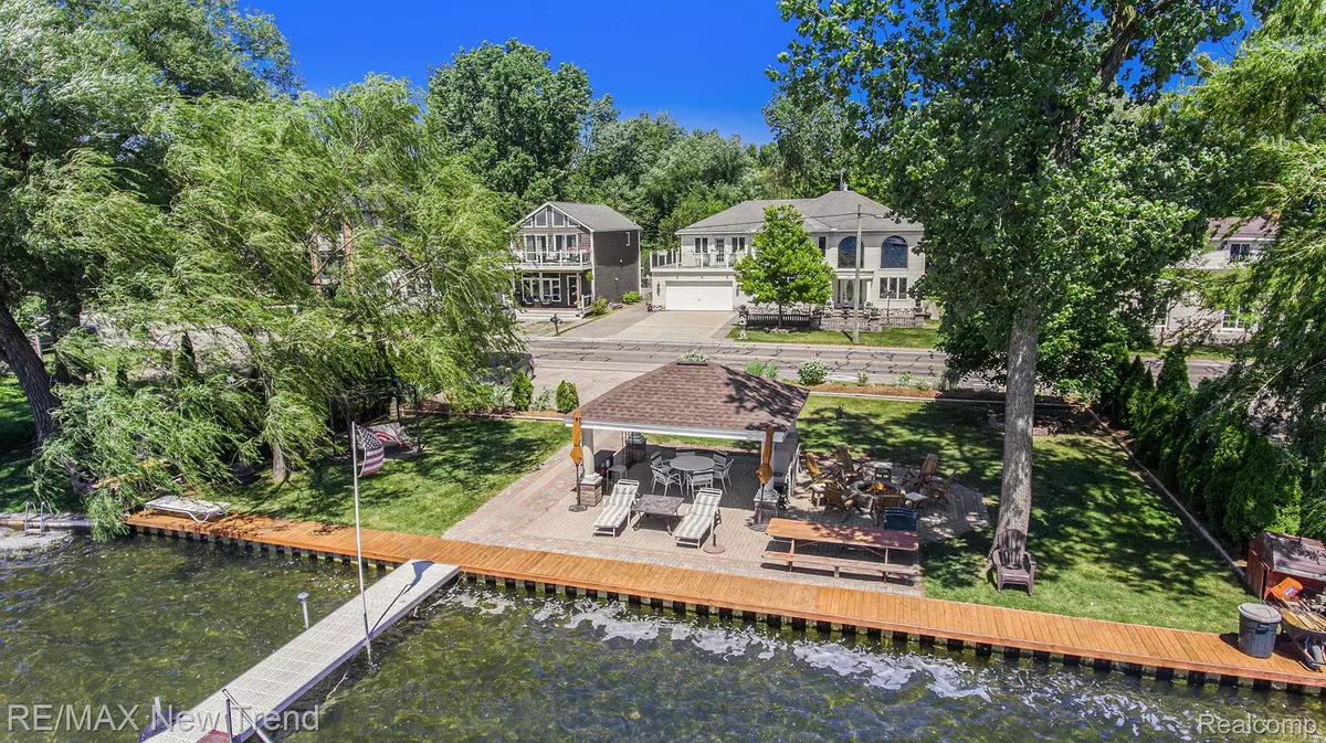 Novi, MI 48377,1367 E LAKE DR