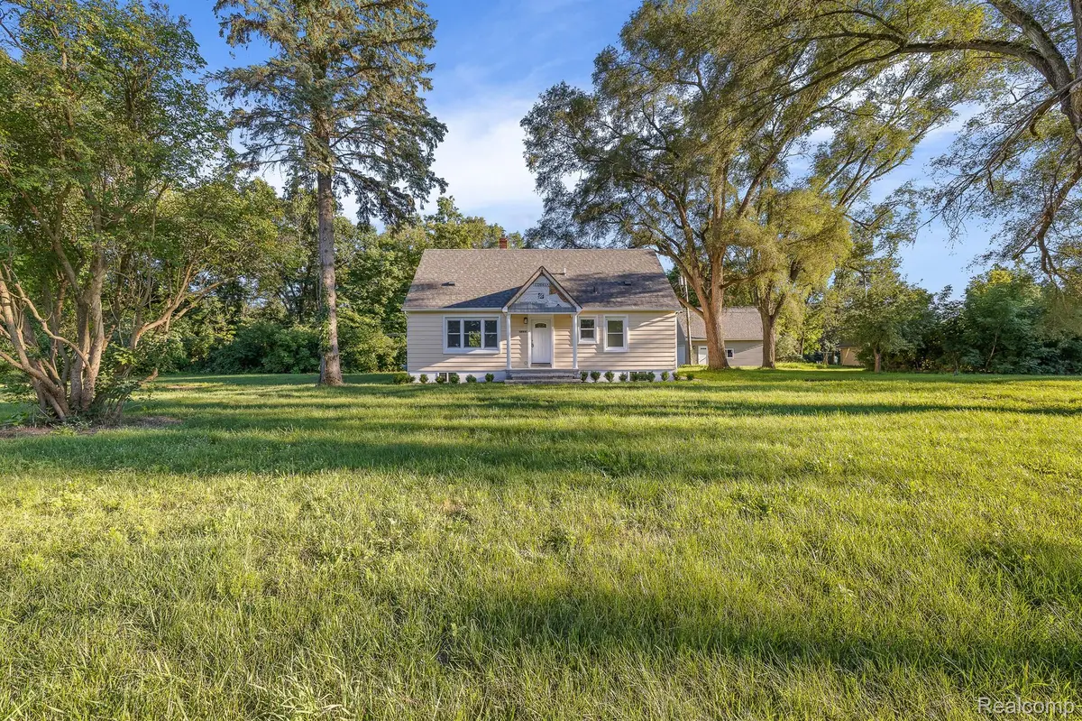 1995 BASS LAKE RD, MI 48382