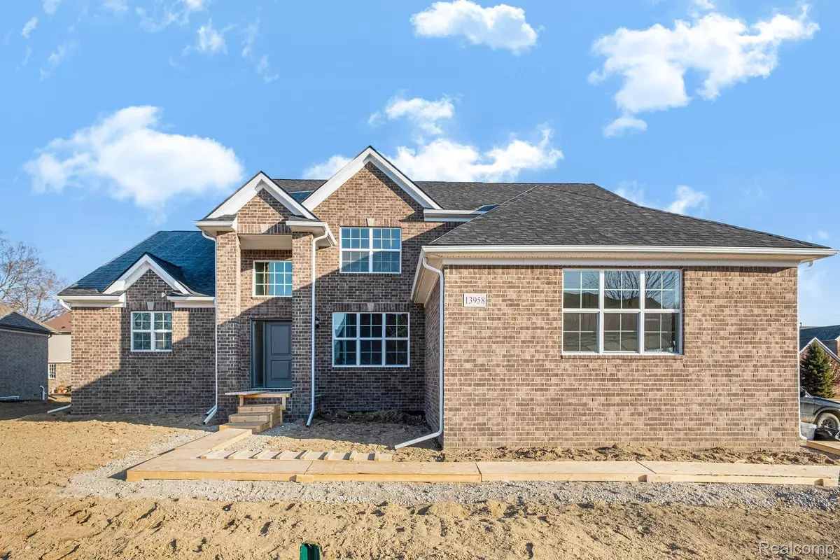 Belleville, MI 48111,14074 RED OAK DR