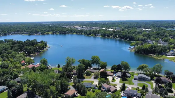 Waterford, MI 48329,2943 SHAWNEE LN