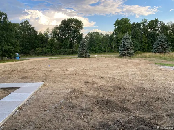 Almont, MI 48003,7285 WOOD POINTE DR