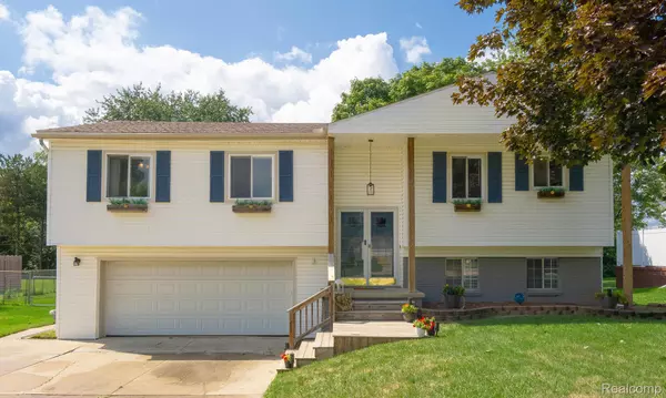 Grand Blanc, MI 48439,6072 ROCKING CHAIR RD