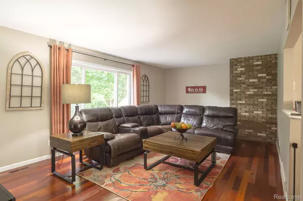 Grand Blanc, MI 48439,6072 ROCKING CHAIR RD