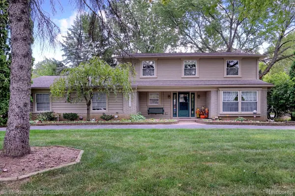 21074 WESTFARM LN, Northville, MI 48167