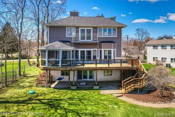 550 WOLVERINE DR, Wolverine Lake Vlg, MI 48390