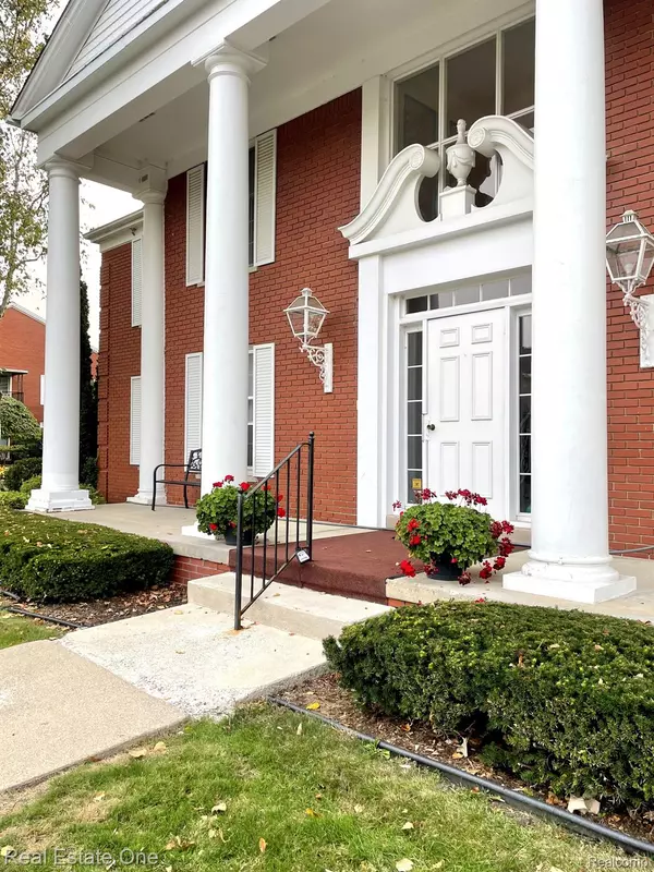 Beverly Hills, MI 48025,19710 W 13 MILE RD #106