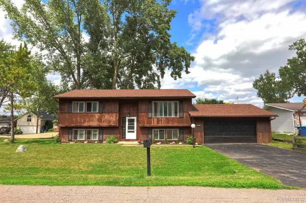 2470 CRANE RD, Fenton, MI 48430