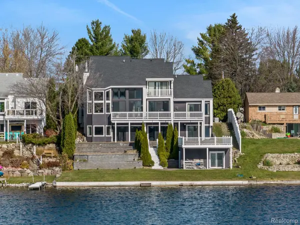 1543 HARWOOD DR, Oxford, MI 48371