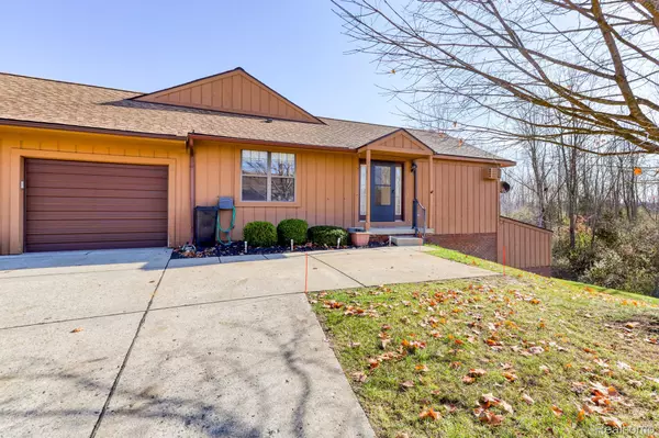 South Lyon, MI 48178,11900 Lexington  DR #4