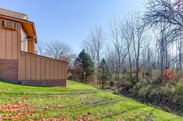 South Lyon, MI 48178,11900 Lexington  DR #4