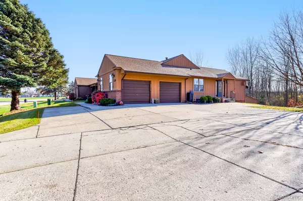 South Lyon, MI 48178,11900 Lexington  DR #4