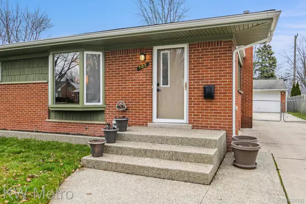 MI 48083,702 JAMAICA DR