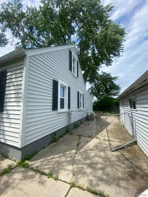 Harper Woods, MI 48225,20601 RIDGEMONT RD