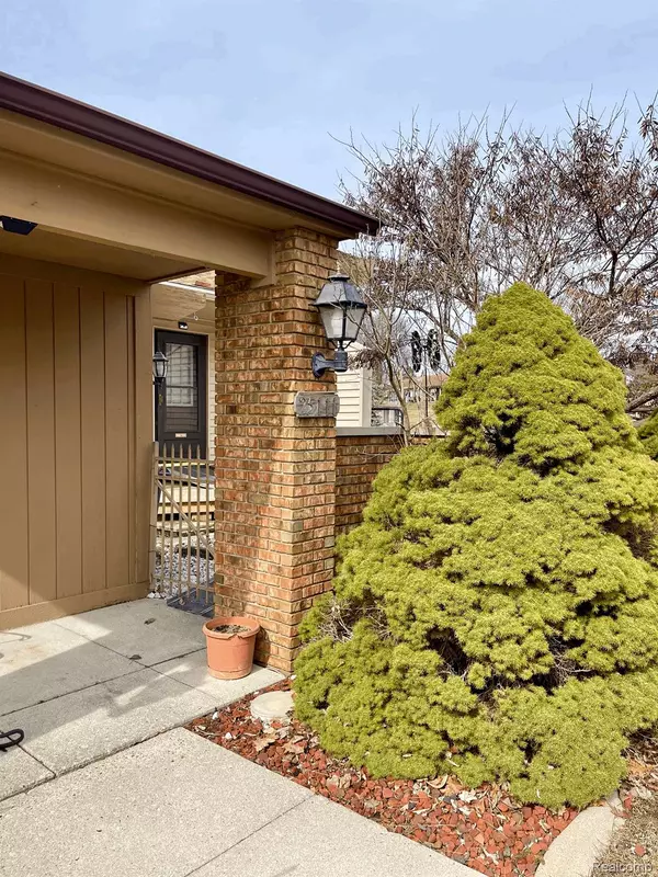 South Lyon, MI 48178,25111 HAMILTON  CT #6