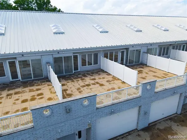 Harrison Twp, MI 48045,53 SEA RAY BLVD