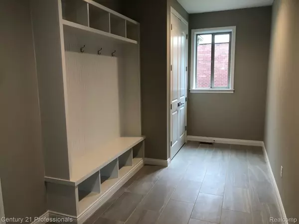 Troy, MI 48085,2790 E WATTLES RD