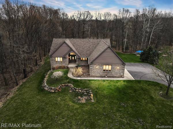 8159 CHAMBERS RD, Pinckney, MI 48169