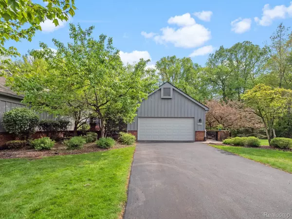 Farmington Hills, MI 48334,28695 VENICE CT