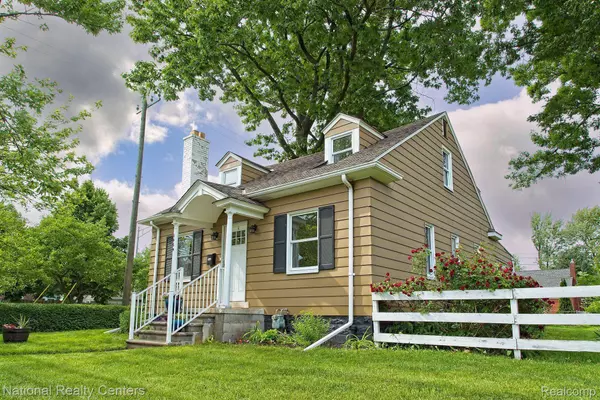 1464 BRYS DR, Grosse Pointe Woods, MI 48236