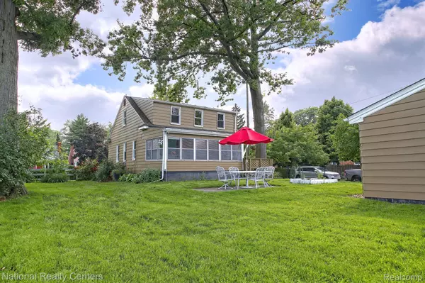 Grosse Pointe Woods, MI 48236,1464 BRYS DR