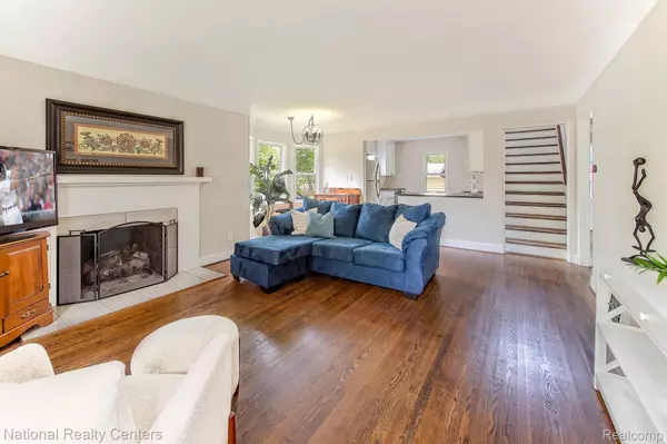 Grosse Pointe Woods, MI 48236,1464 BRYS DR