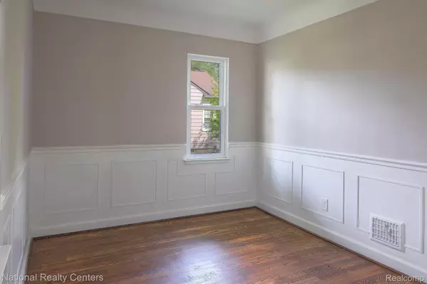 Grosse Pointe Woods, MI 48236,1464 BRYS DR