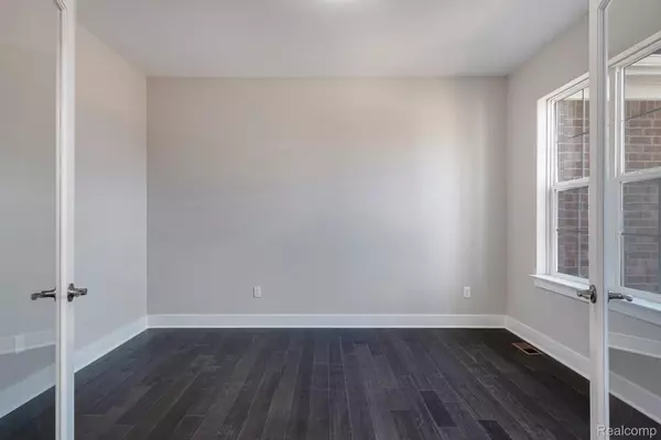 Belleville, MI 48111,14074 RED OAK DR