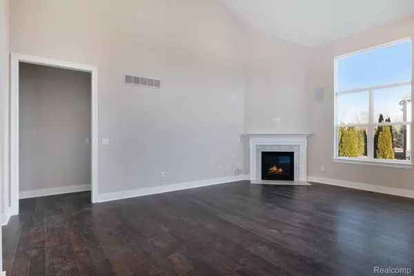 Belleville, MI 48111,14074 RED OAK DR