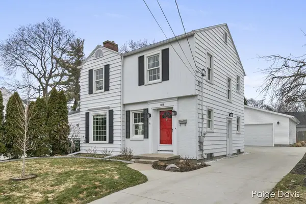 East Grand Rapids, MI 49506,1018 Lake Grove AVE SE