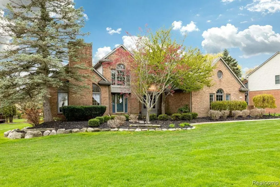 12305 DEER CREEK CIR, Plymouth, MI 48170