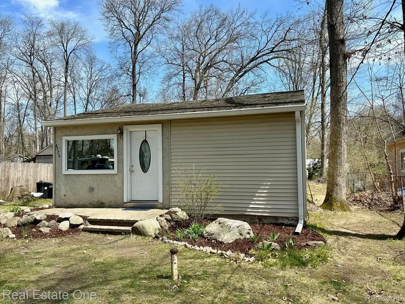 4720 HICKORY DR, Highland, MI 48356