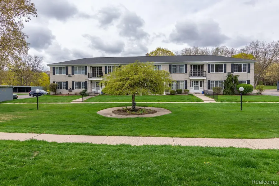 100 W HICKORY GROVE RD #E2, Bloomfield Hills, MI 48304