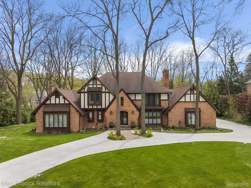245 Chestnut CIR, Bloomfield Hills, MI 48304