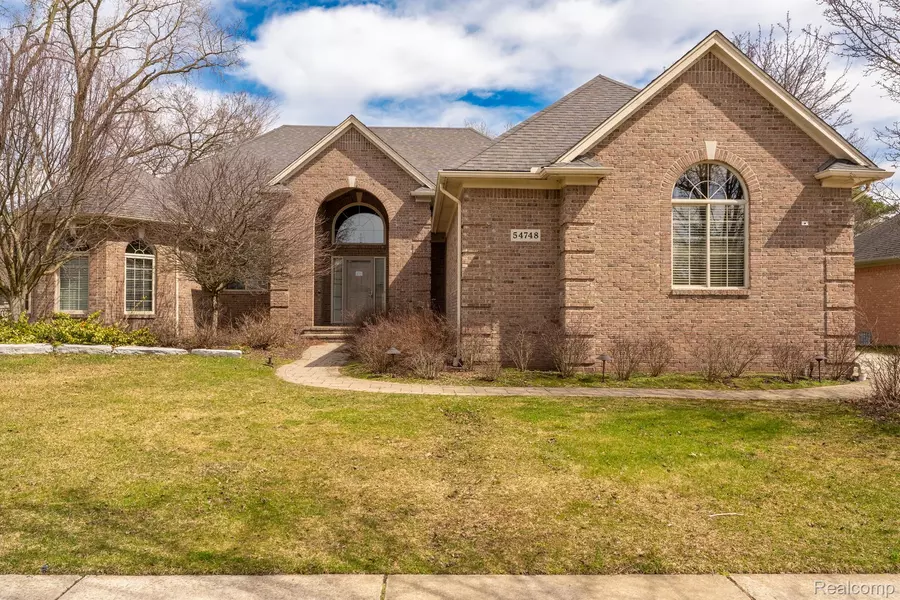 54748 WHITE SPRUCE LN, Utica, MI 48315