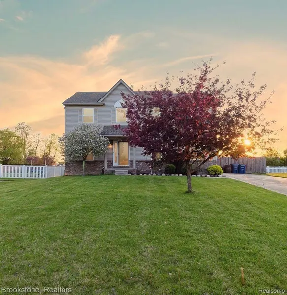 8040 LARK LN, Grand Blanc, MI 48439