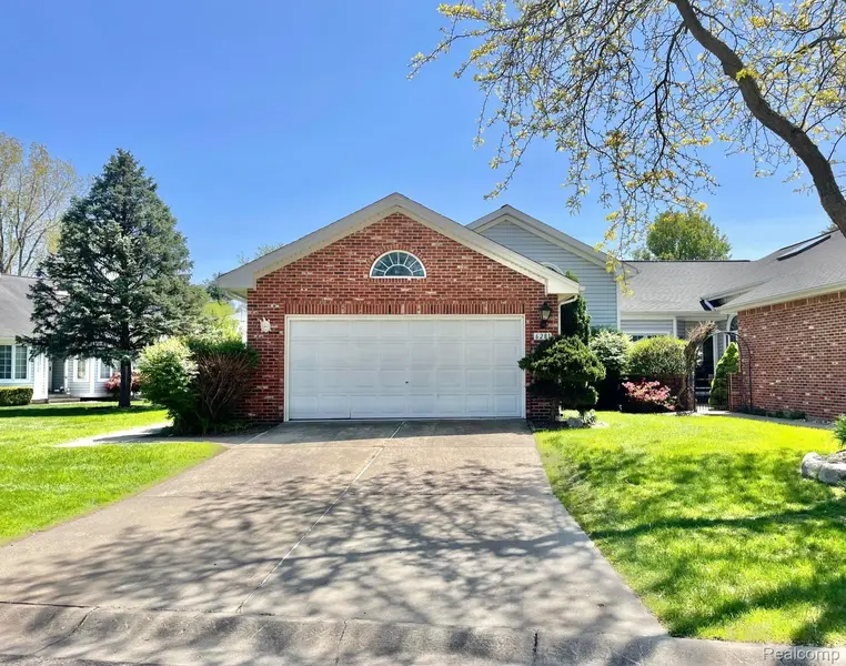 6281 SQUIRE LAKE DR, Flushing, MI 48433