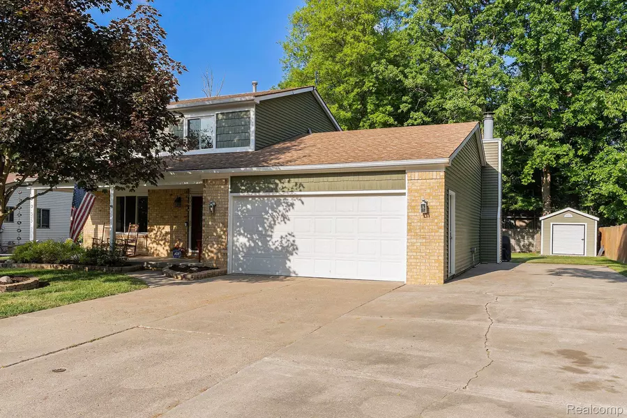 5279 CRESTWOOD DR, Grand Blanc, MI 48439