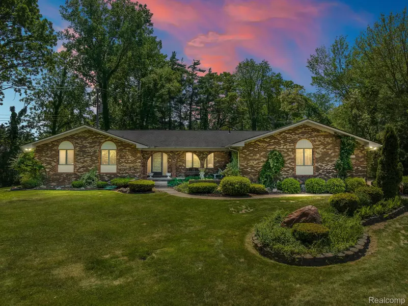 7250 HOLIDAY DR, Bloomfield Hills, MI 48301