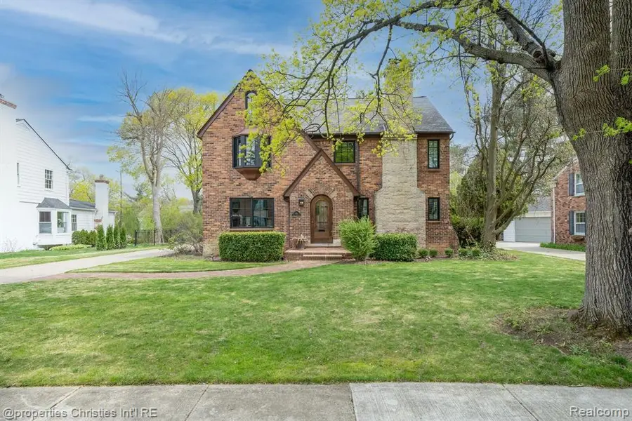 182 N GLENGARRY RD, Bloomfield Hills, MI 48301