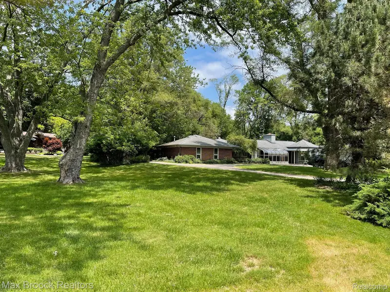 7145 PARKHURST DR, Bloomfield Hills, MI 48301