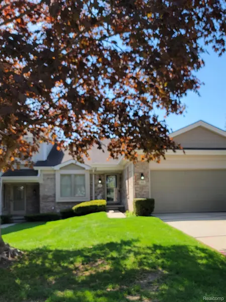 645 SUMMIT RIDGE DR, Milford, MI 48381